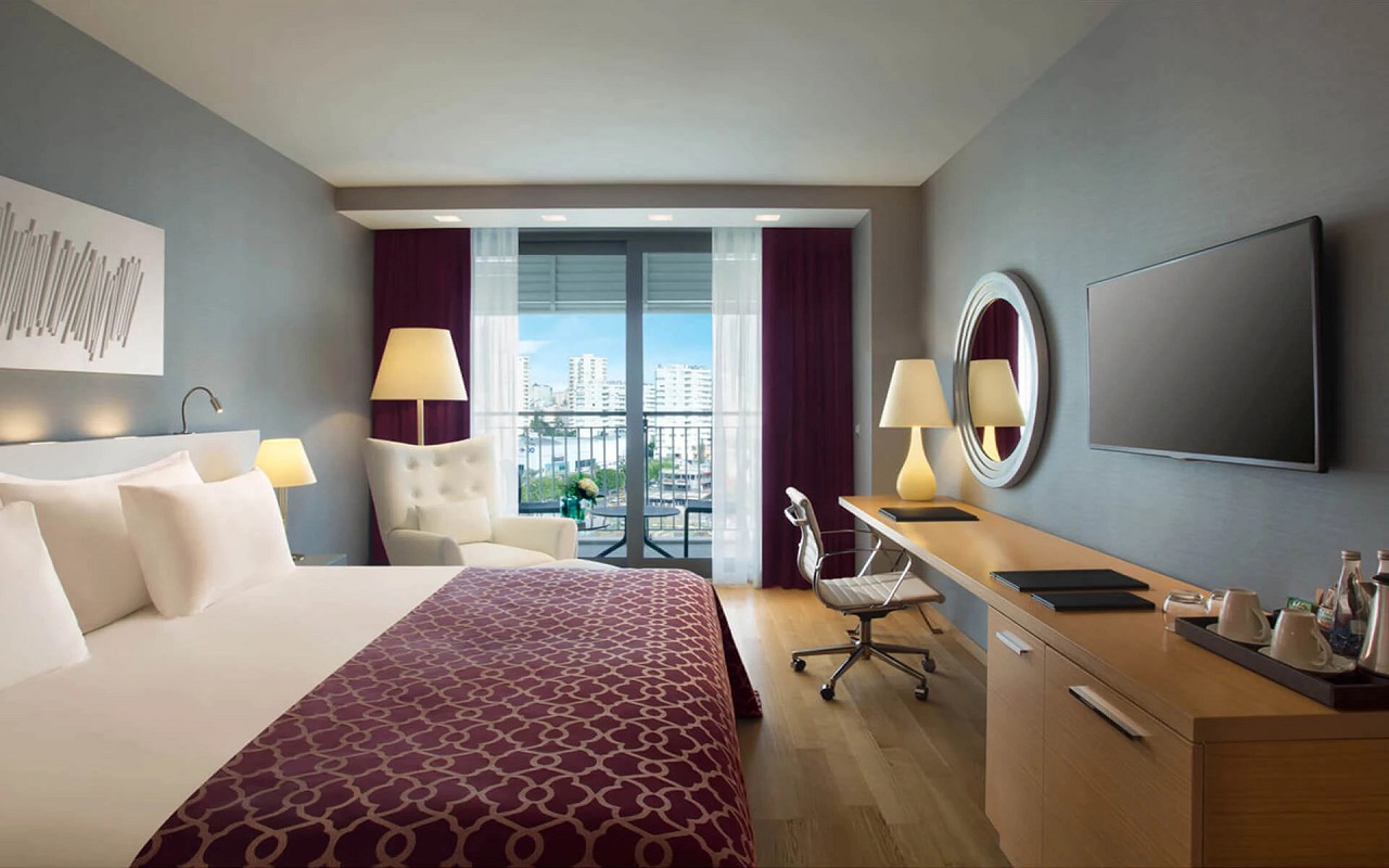 akra-rooms-deluxe-room-city-04