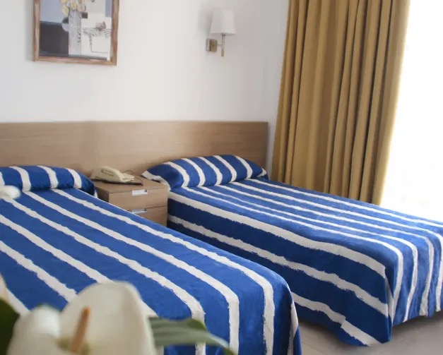 azul-dos-camas-habitacion-doble-hotel-esplai-calella-costa