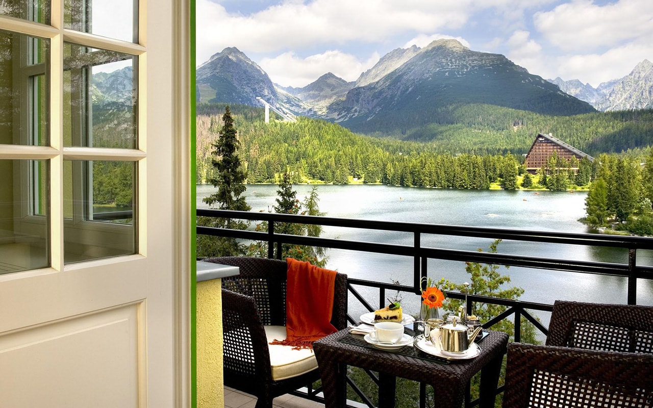 deluxe-room-lake-view-balcony-min