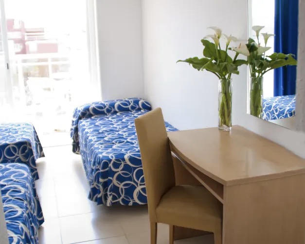 escritorio-espejo-habitacion-triple-hotel-esplai-calella-costa