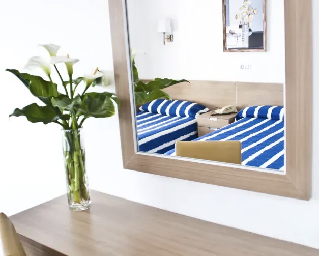 espejo-habitacion-escritorio-hotel-esplai-calella-costa