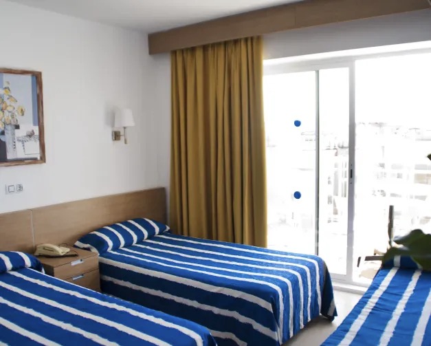 habitacion-tres-camas-terraza-hotel-esplai-calella-costa