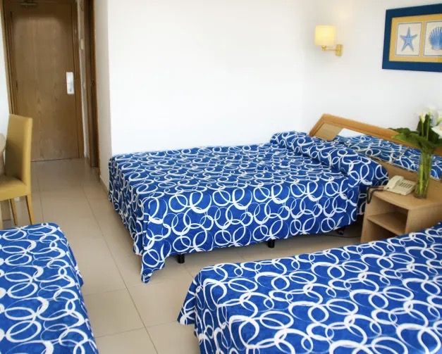 habitacion-triple-hotel-esplai-calella-costa