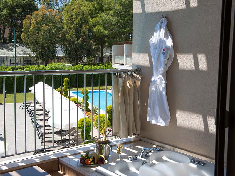 hemera-rooms-deluxe-jacuzzi-04)