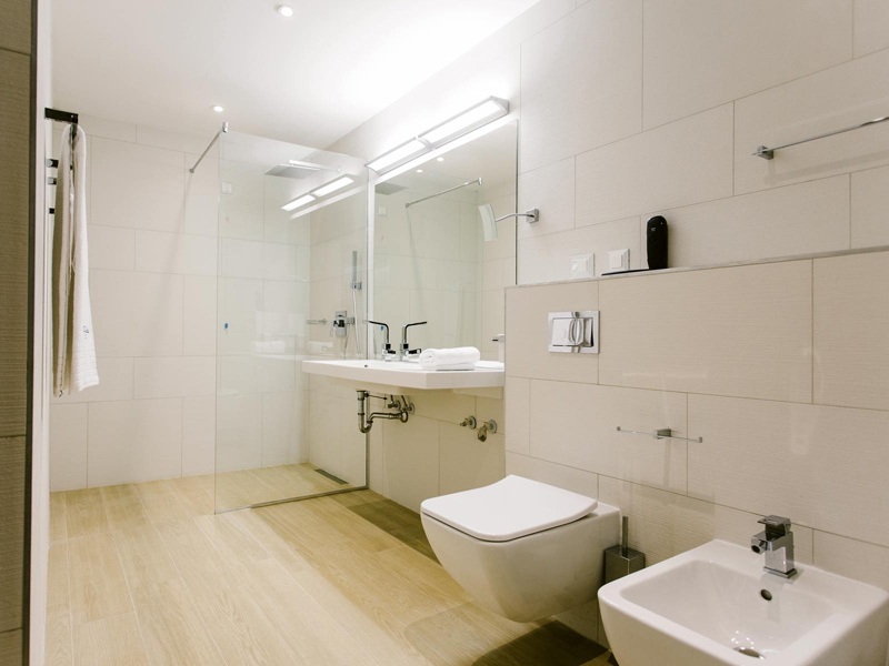 hotel-plaza-suite-deluxe-bathroom
