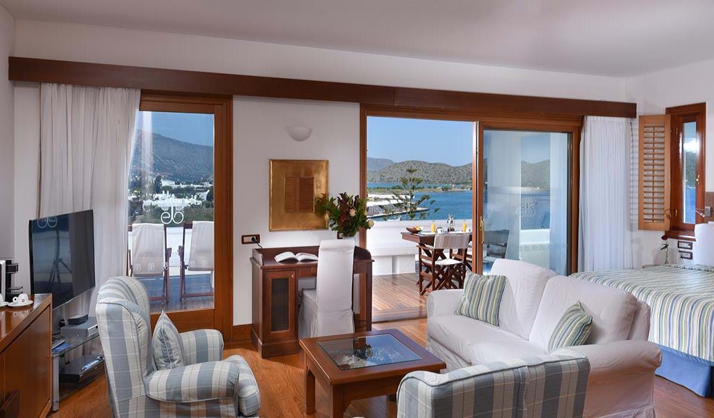 luxury-hotel-suite-sea-view