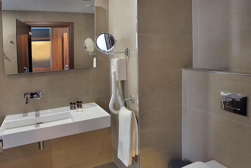 luxury-inland-view-room-bathroom.f82e3a6e7bba02f3bc2a42183e75d439