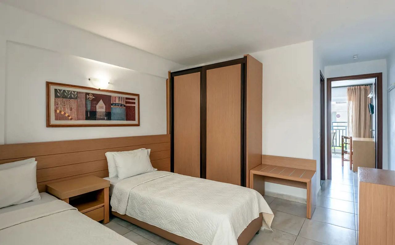 mediterraneo-hotel-junior-suite-family-room-js2ndbedroom