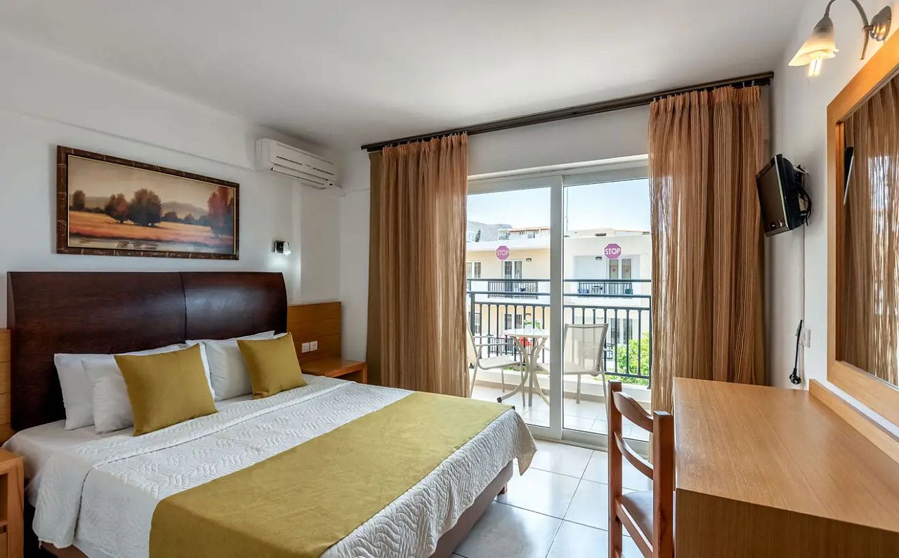 mediterraneo-hotel-junior-suite-family-room-jsmainbedroom