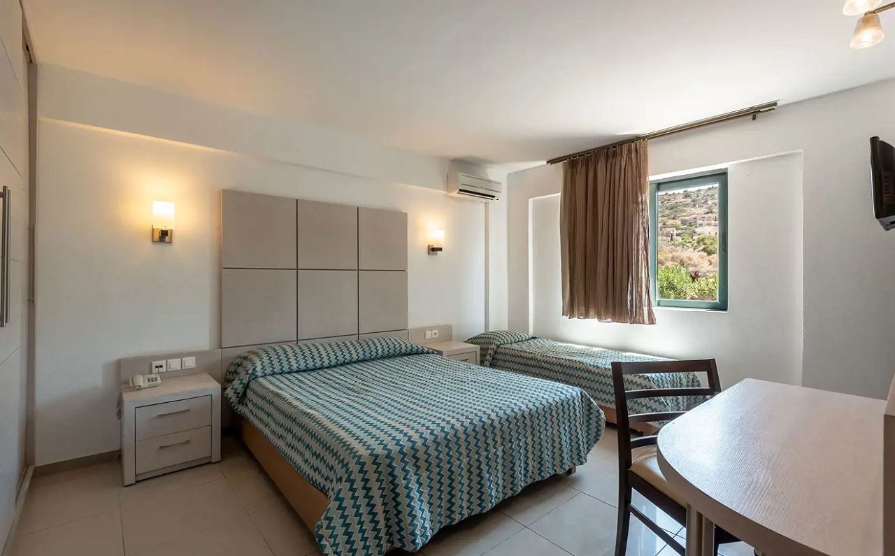 mediterraneo-hotel-private-villa-pool-mainbedroom