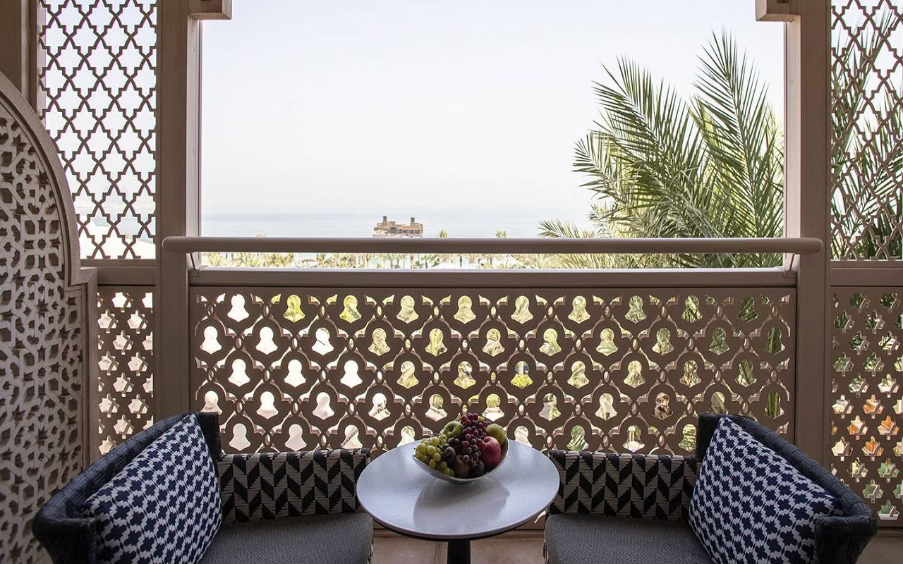 medium_resolution_150dpi-jumeirah-al-qasr-ocean-deluxe-room-balcony_16-9_landscape