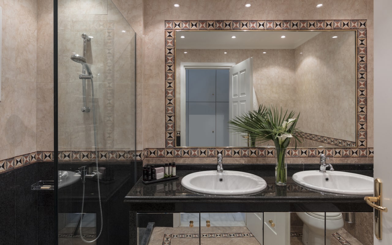 mitsis_crete_rinela_executive_suite_bathroom_3467-min