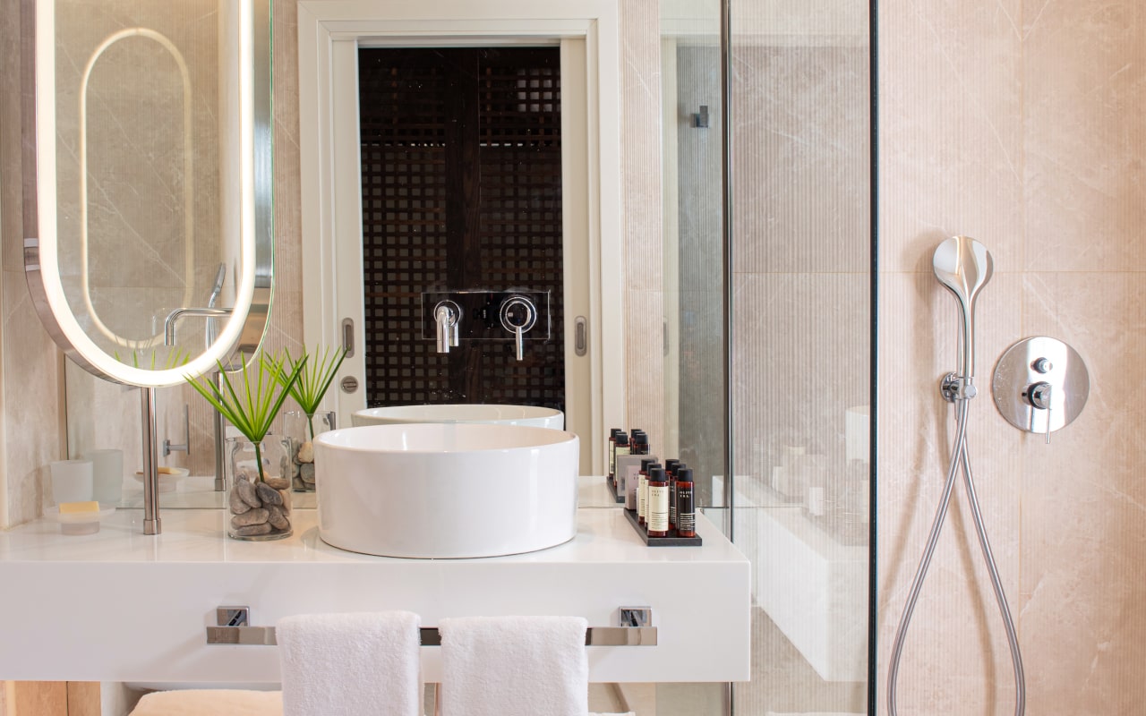 mitsis_crete_rinela_superior rooms_bathroom-min