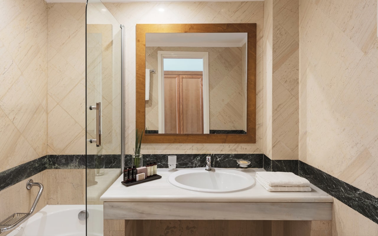 mitsis_crete_rinela_twin_sea_view_room_bathroom-min