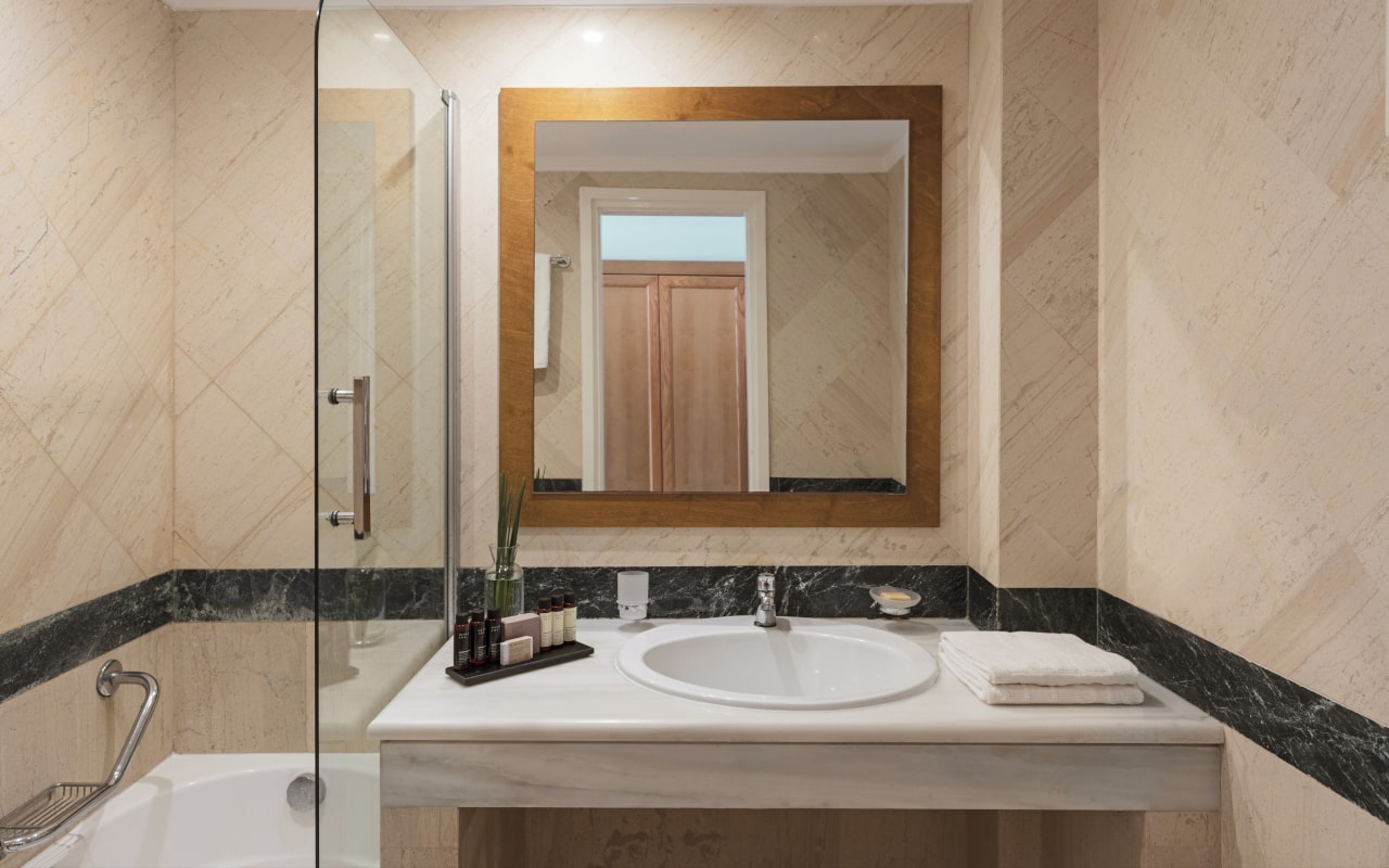 mitsis_crete_rinela_twingardenview_room_bathroom-min