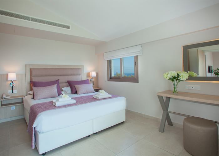 one-bedroom-pool-view-family-suite---img_3709