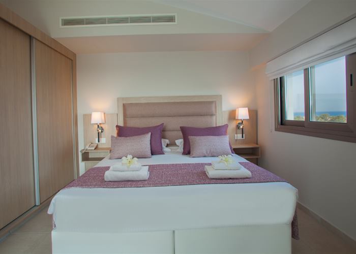 one-bedroom-pool-view-family-suite---img_3722