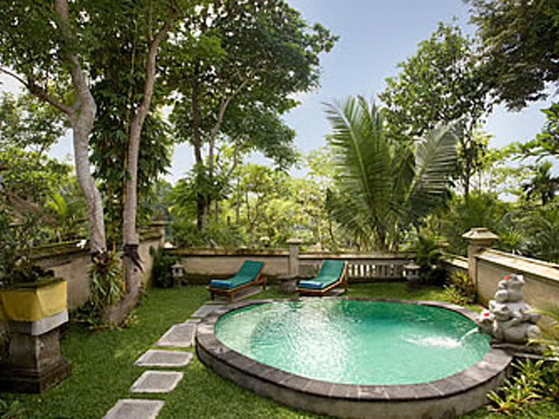 pool-garden-villa-exterior