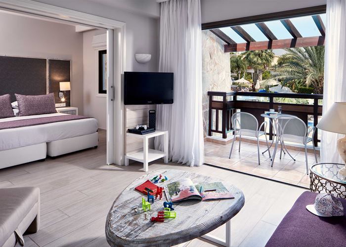 premium-one-bedroom-pool-view-suite(1)