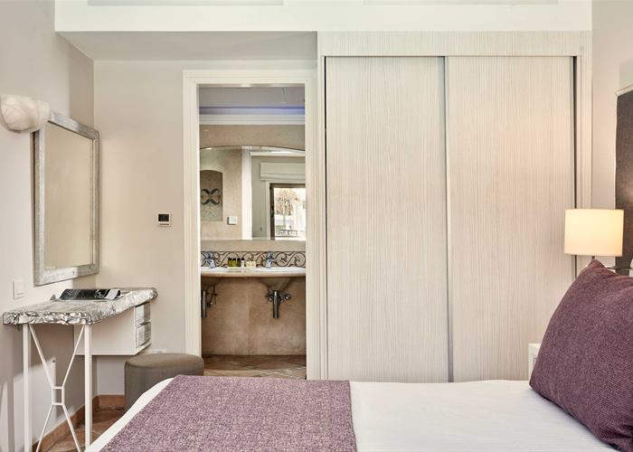 premium-one-bedroom-pool-view-suite(2)