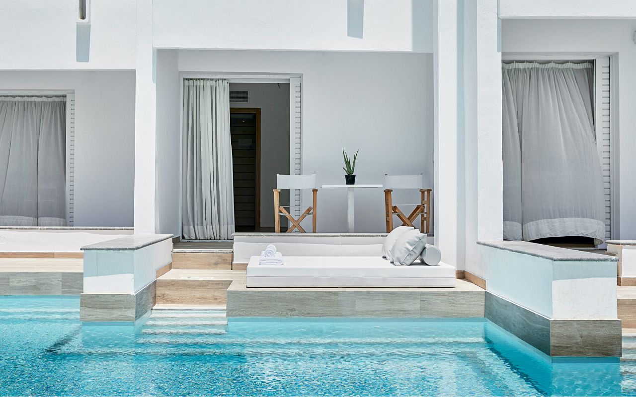 the-white-palace-swim-up-white-room-grecotel-2048x1153