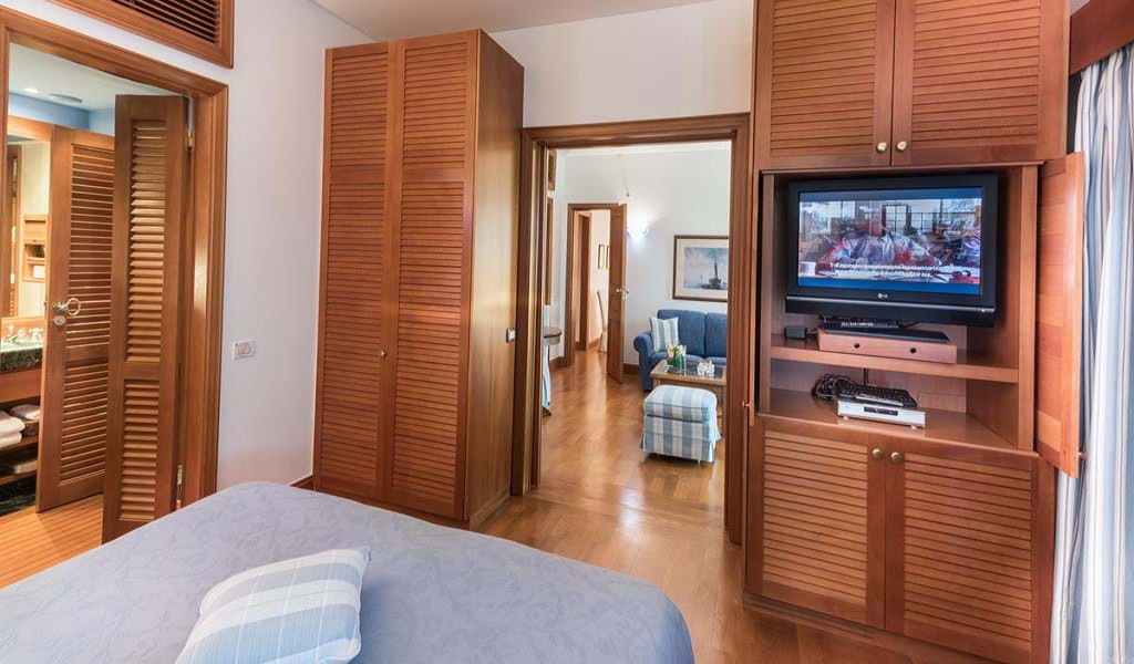 three_bedrooms_deluxe_hotel_suites_sea-view1