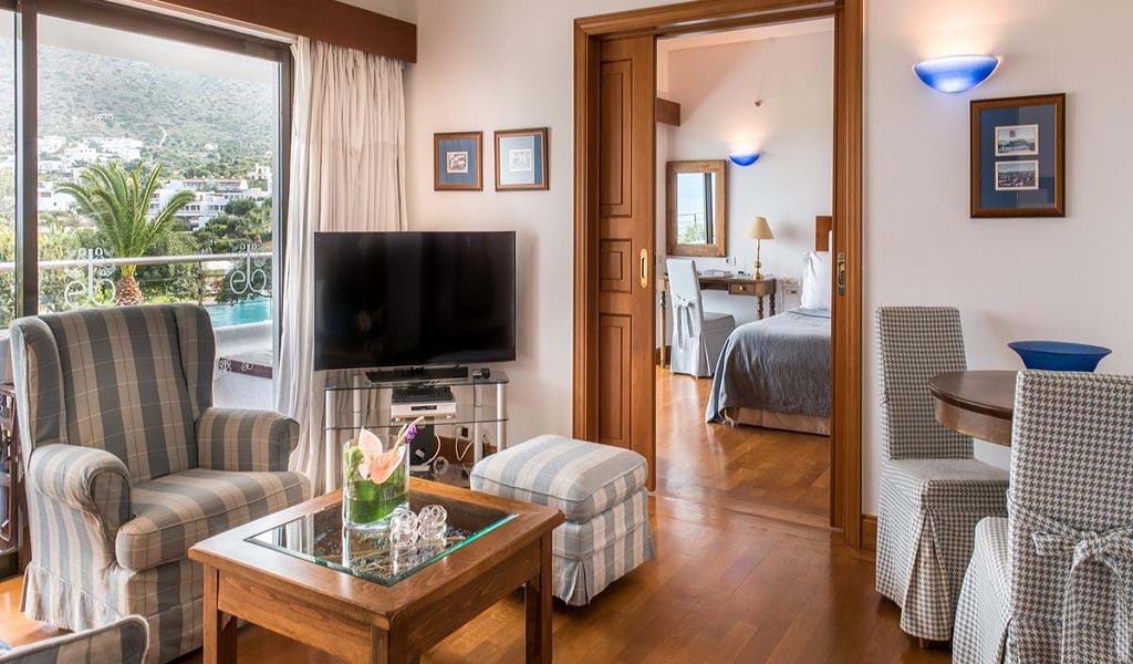 three_bedrooms_deluxe_hotel_suites_sea-view3