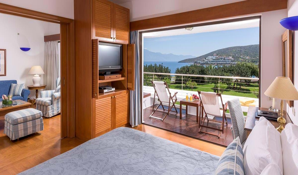 three_bedrooms_deluxe_hotel_suites_sea-view4