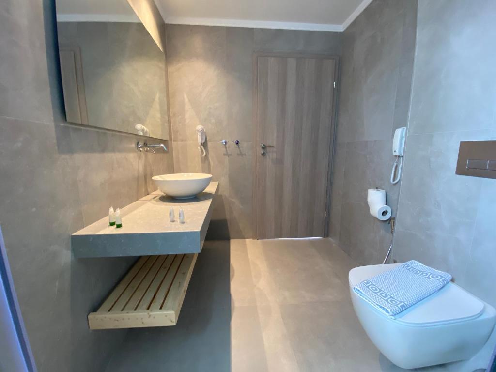 Deluxe Suite with Spa Bath 4