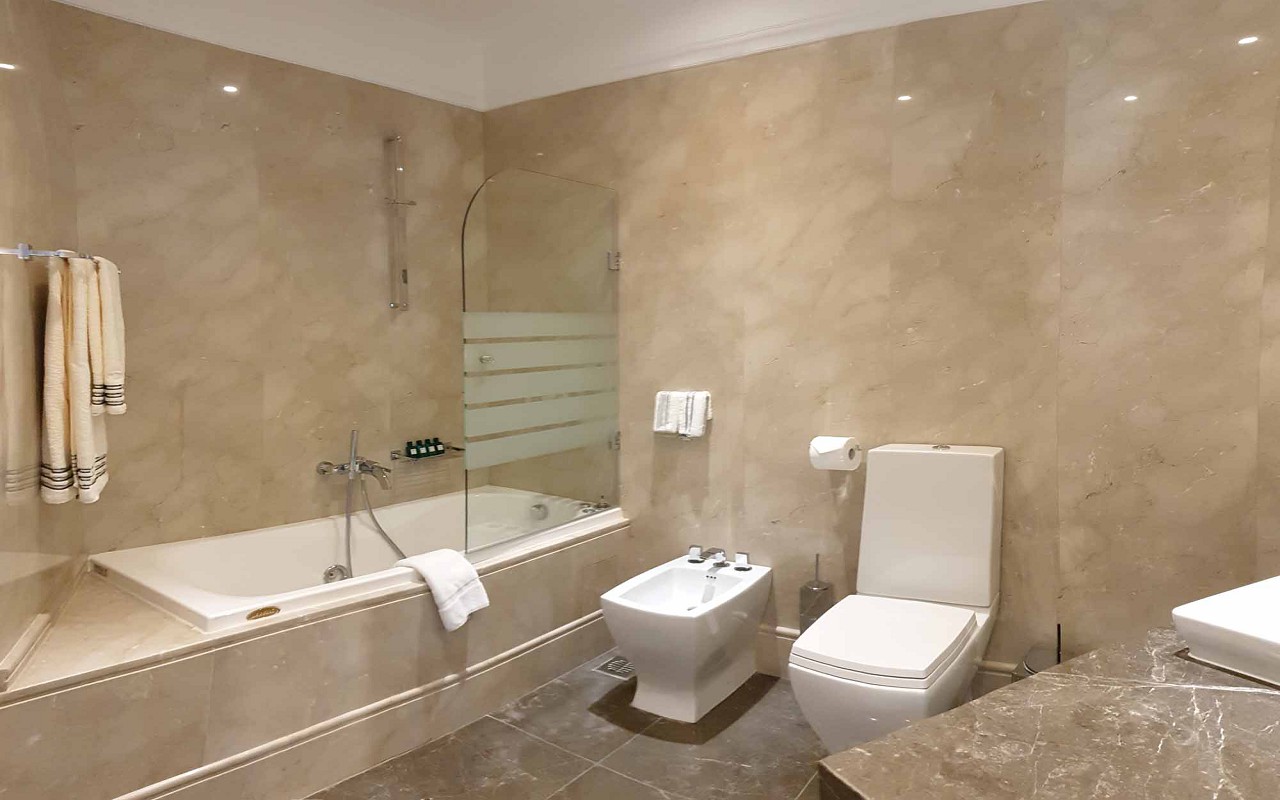 New-york-suite-3-Master-bathroom