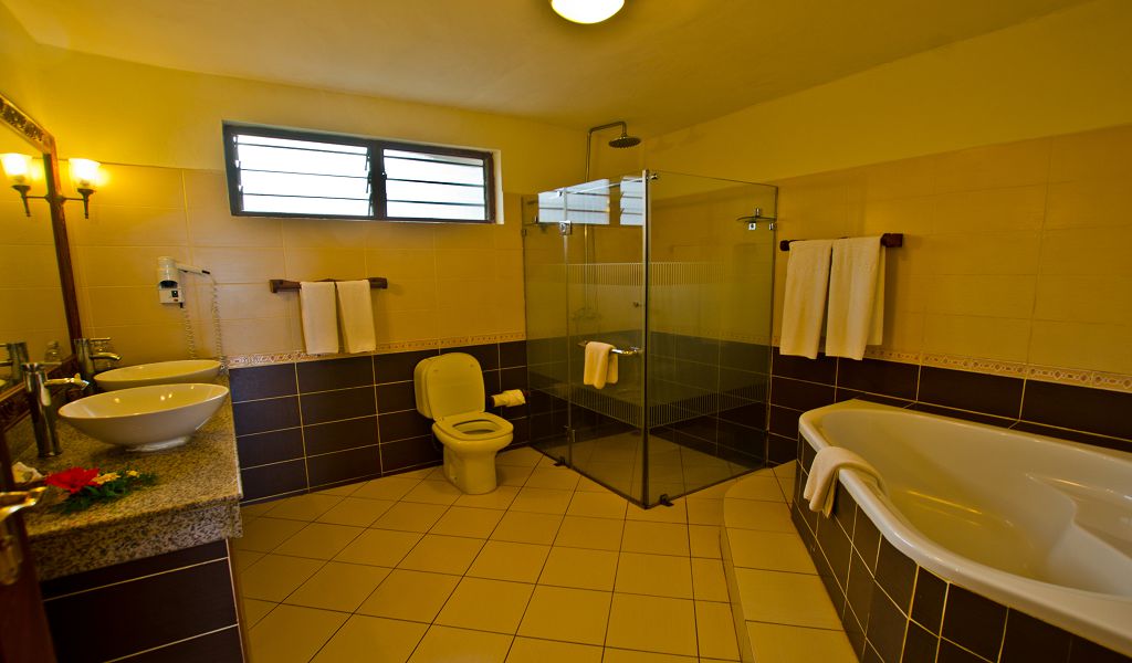 Sultan Sands Bahari room bathroom