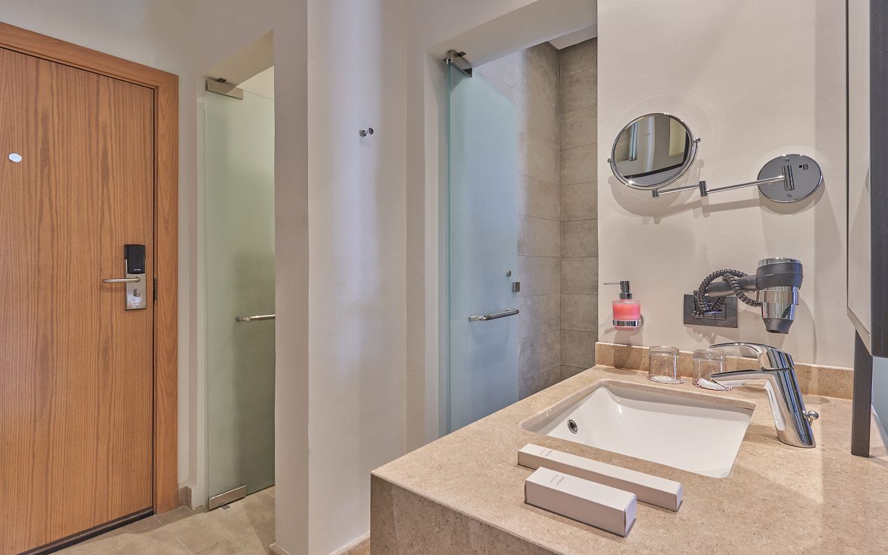 Premium-Room-Bathroom-scaled