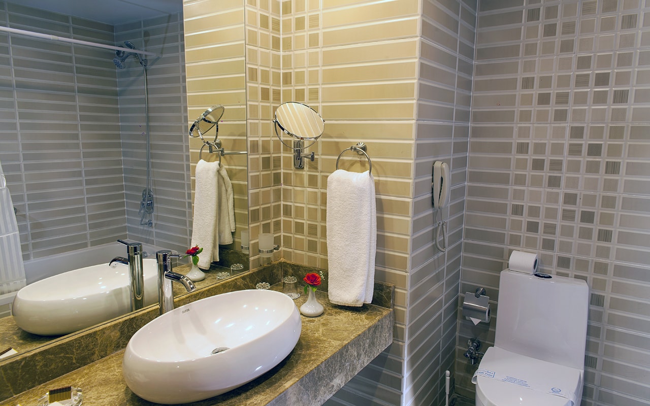 Premier Room3 bath room-min