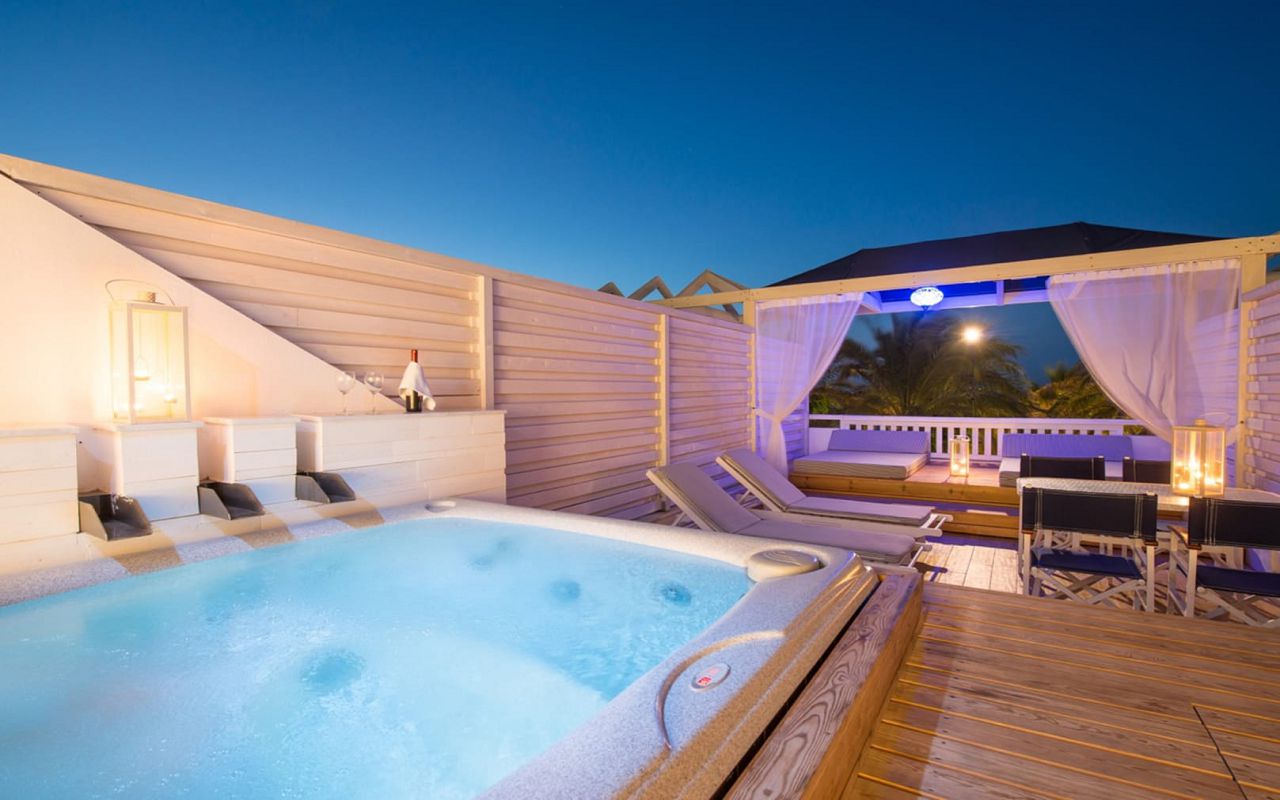 copy-of-island-suite-sea-view-_-hot-tub-5-radisson-blu-beach-resort-milatos-crete