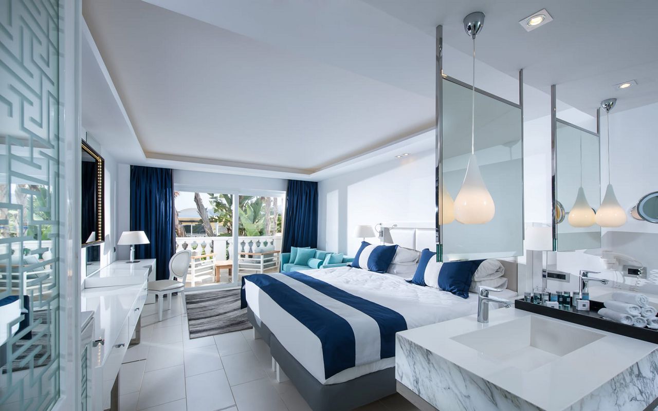 junior-suite-pure-white-1-radisson-blu-beach-resort-milatos-crete