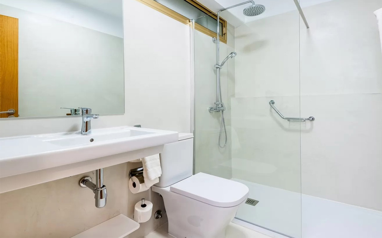 Double Room (1)