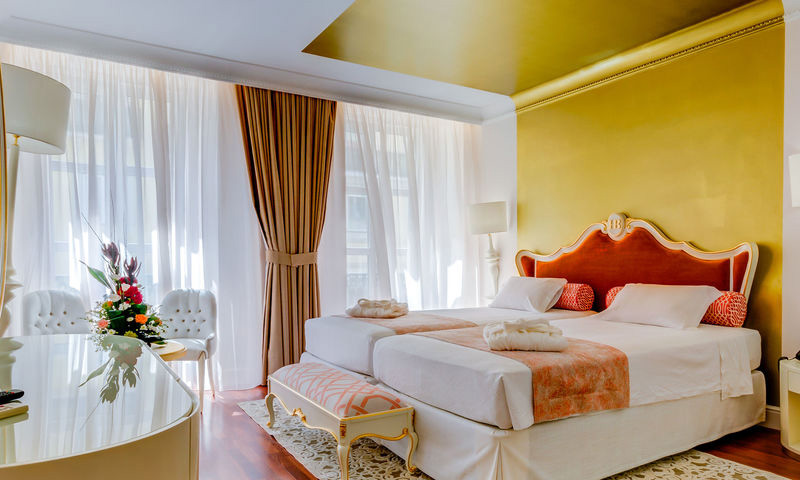 SUPERIOR TWIN ROOM WITH CHIADO VIEW
