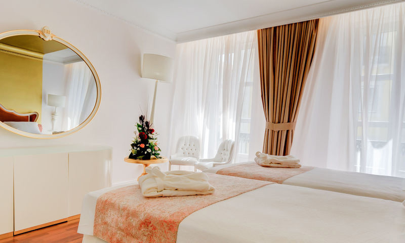 SUPERIOR TWIN ROOM WITH CHIADO VIEW2