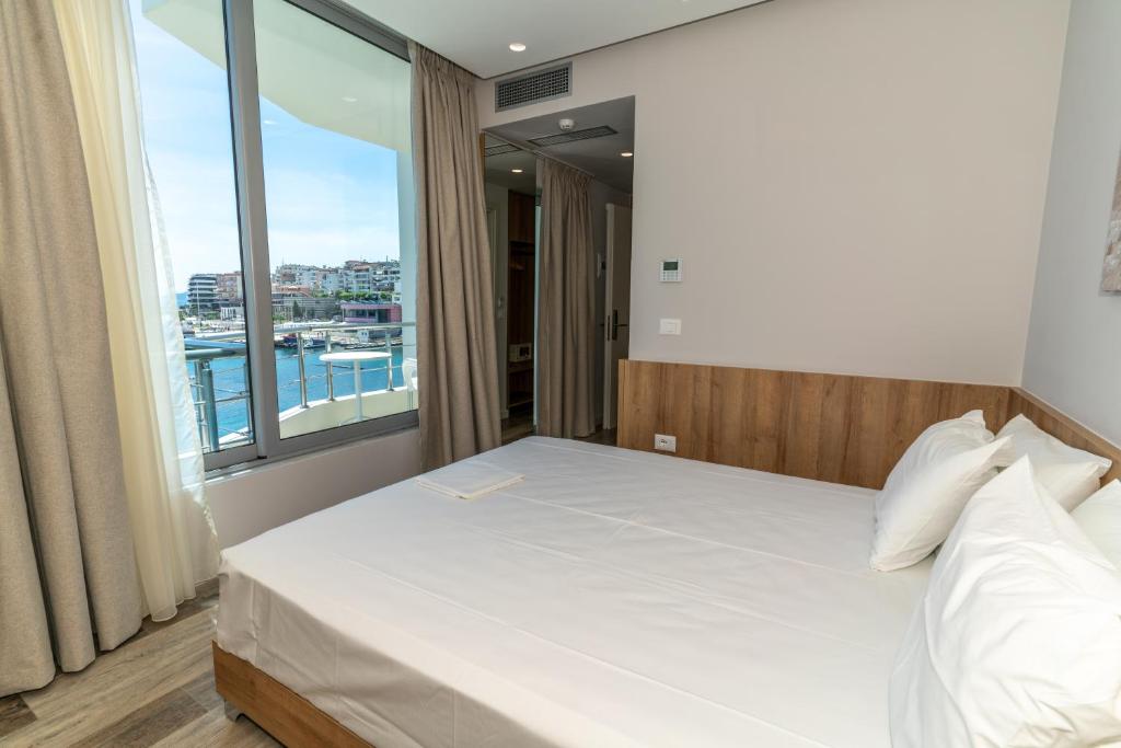 titania-hotel-double-room-with-sea-view-44_17292147016