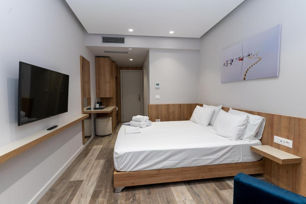 titania-hotel-standard-double-room-69_17292147052