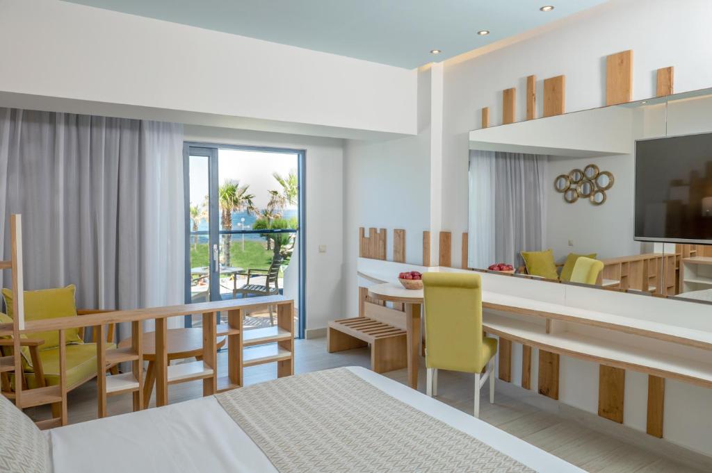 Junior Suite Sea Front (1st Floor) (4)