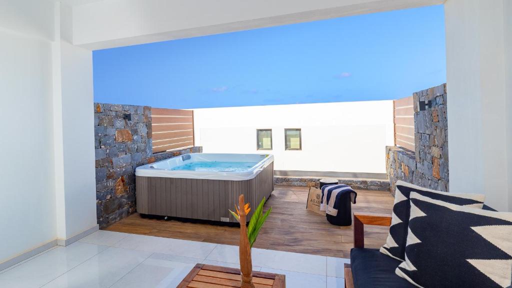 Suite Avaton with Private Outdoor Jacuzzi