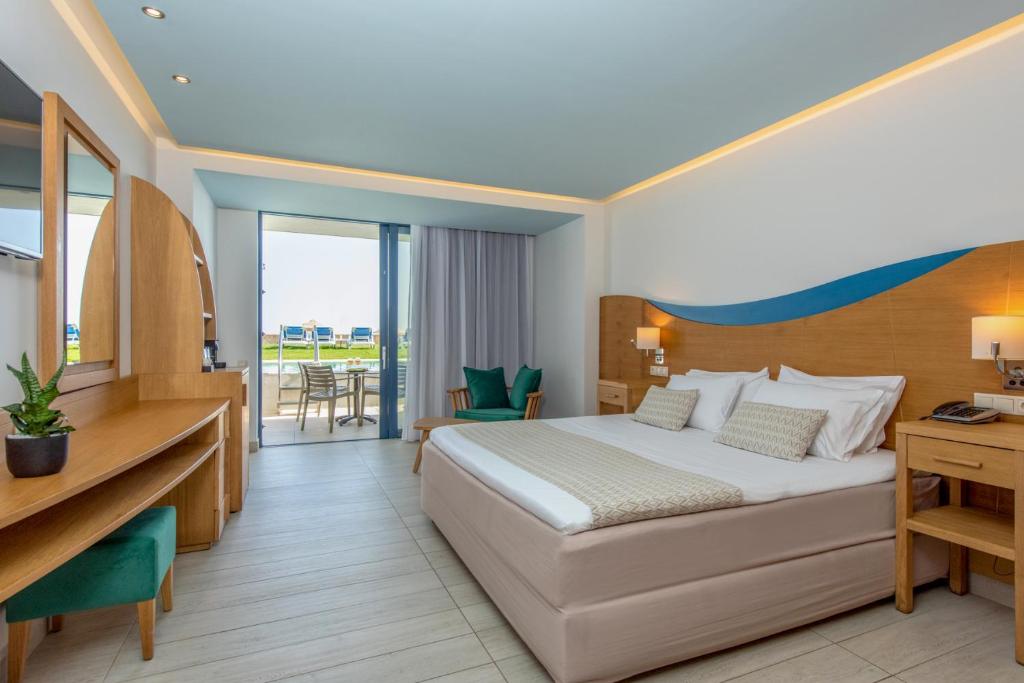 Suite Sea Front Sharing Pool Open Plan (1)