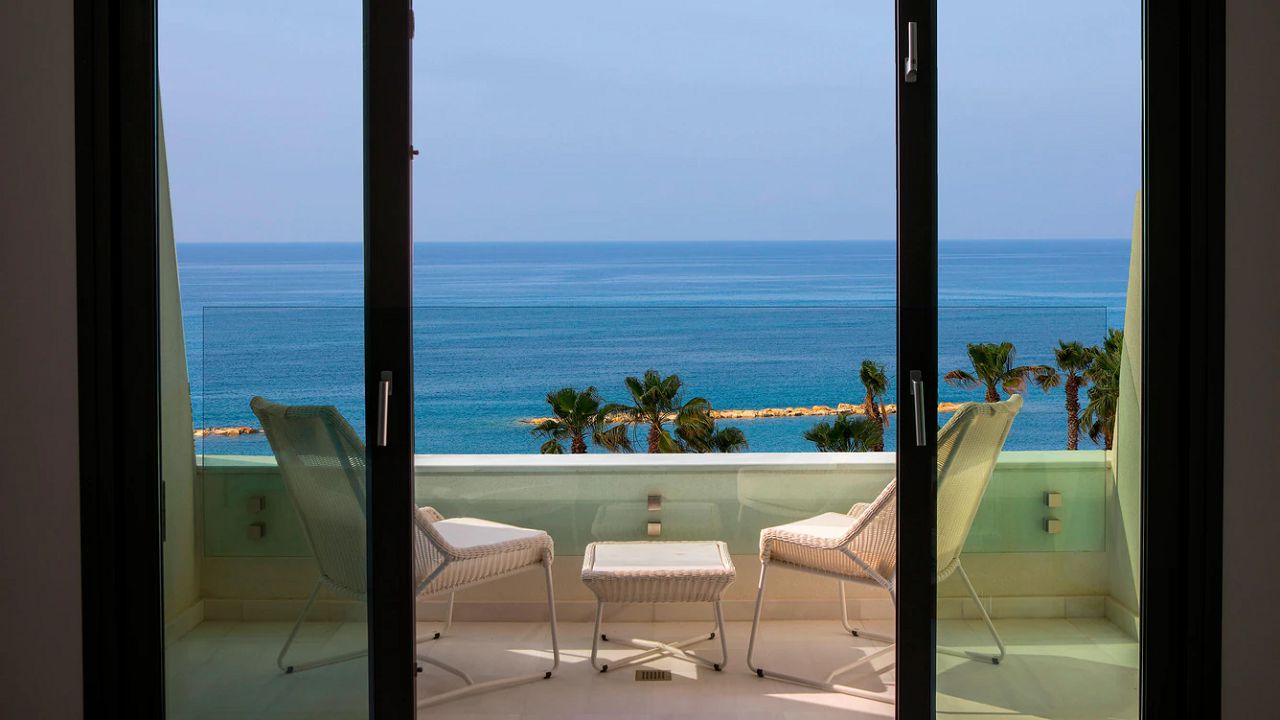 pfomd-guestroom-balcony-view-4056-hor-wide