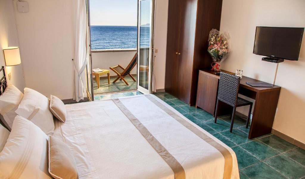 Superior-Double-or-Twin-Room-with-Sea-View-2-min