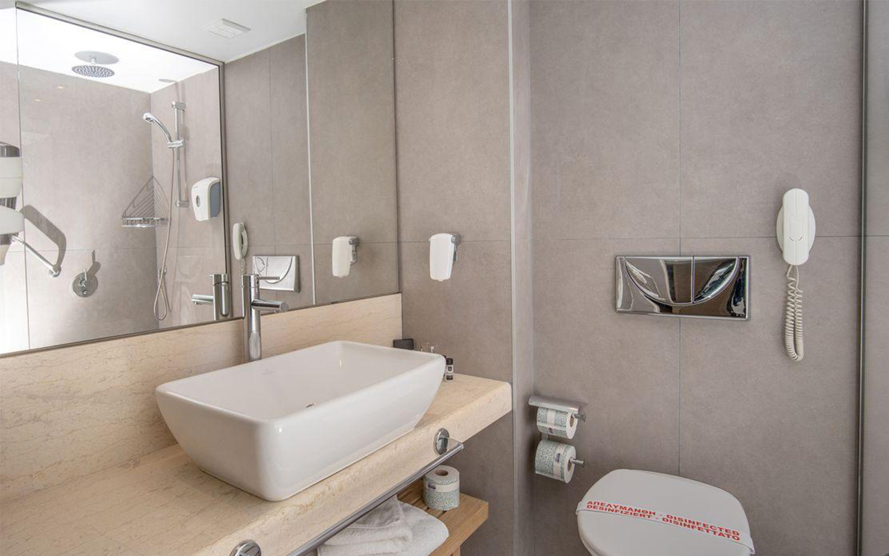 1_0000_Bungalow_&_Junior_Suite_Bathroom__1__980