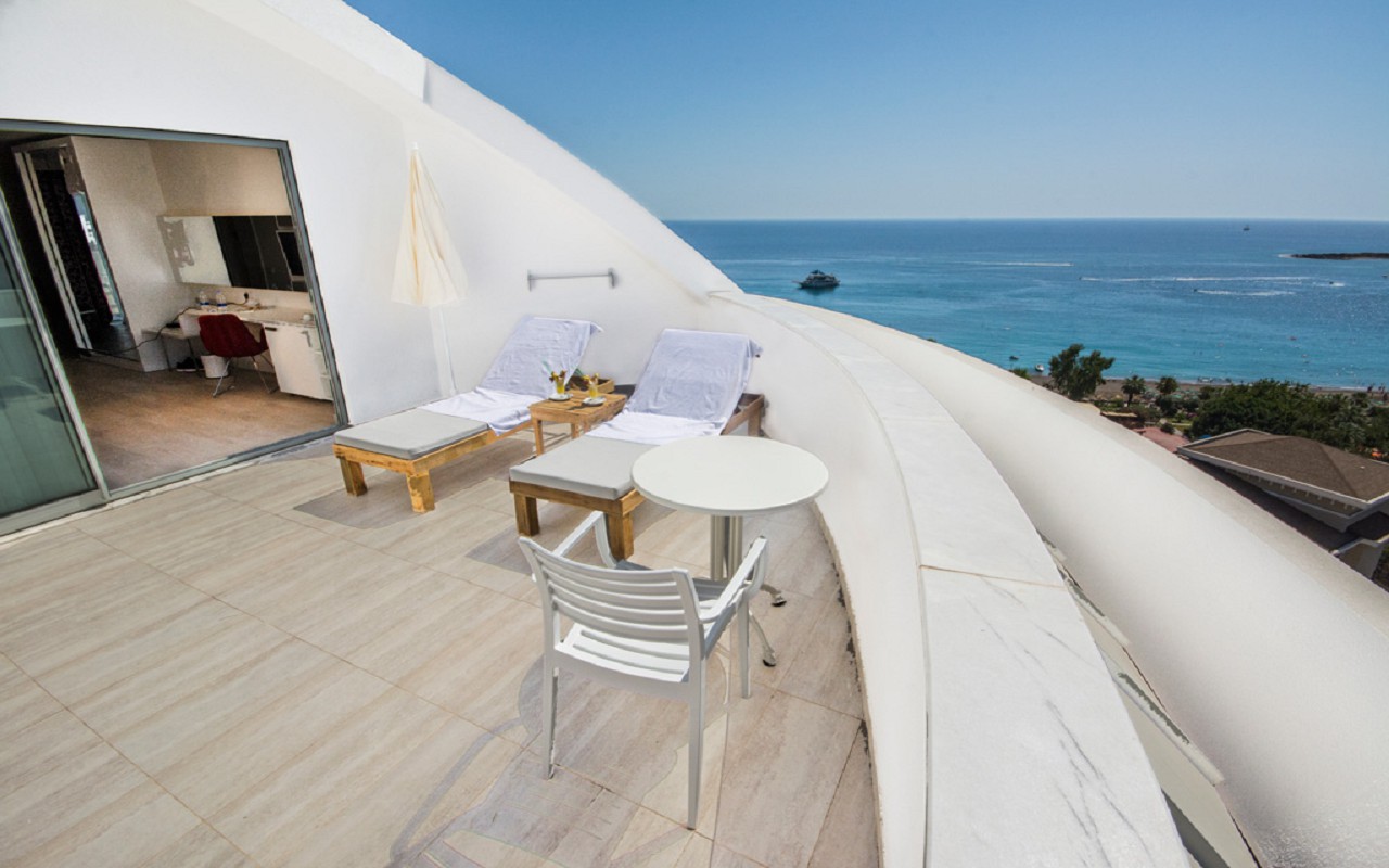 laguna_beach_resort_hotel_standard_room_balcony_06