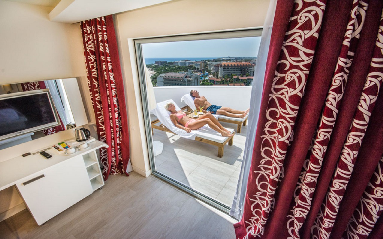 laguna_beach_resort_hotel_standard_room_balcony_07