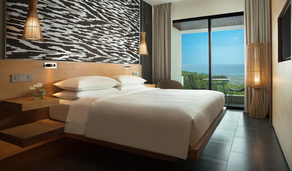 Deluxe King Room with Ocean View and Balcony 2-min