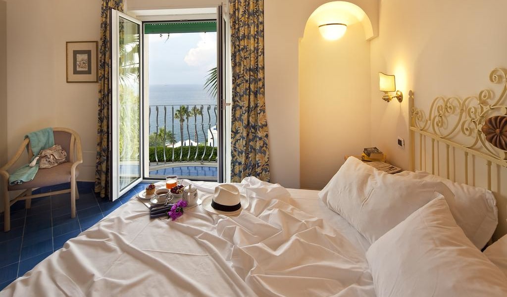 Double or Twin Room with Sea View 1-min